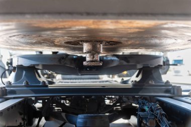 Bir römork kralı ve beşinci tekerlek bağlantısının yakın çekimi.