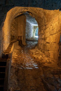 Cazorla, Jaen 'deki Santa Mara Kilisesi' nin altındaki Cerezuelo Nehri 'nin üzerindeki taş kasa..