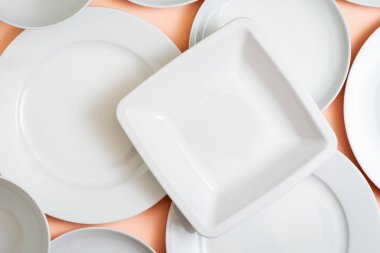 Mutfak kontrastı: yuvarlak beyaz plakalı beyaz kare plaka. Konseptler.