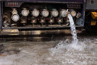 Deşarj prizlerinden birinin açık olduğu bir tanker, bir yıkama istasyonunda iç yıkama yaptıktan sonra temiz su dökmüş..