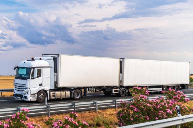 Mega-römork ya da çift karavan, Avrupa modüler kombinasyonu bir traktör ünitesi ve iki yarı römorktan oluşur, genellikle bir yol treni olarak adlandırılır..