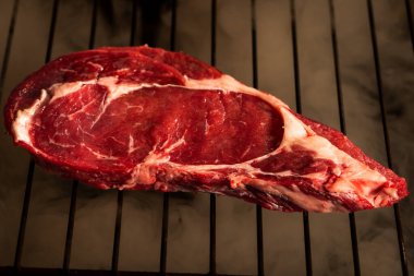 Altında duman olan ızgarada sığır eti, yakın plan..