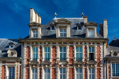 Paris, Fransa - 30 Ağustos 2019: The Place des Vosges, orijinal adıyla Place Royale, Paris 'in planlanan en eski meydanı ve şehrin en iyilerinden biridir..