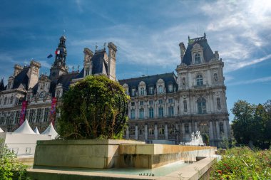 Paris, Fransa - 30 Ağustos 2019: Fransa 'nın Place de l' Hotel-de-Ville 'de bulunan belediye binası, yerel yönetim konseyi ve onların kabinelerine ev sahipliği yapmaktadır ve aynı zamanda büyük resepsiyonlar için bir yer olarak hizmet vermektedir..