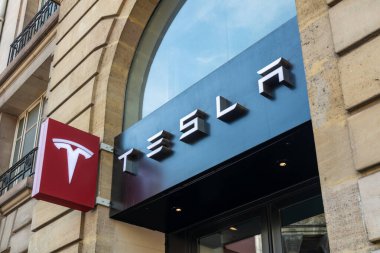 Paris, Fransa - 30 Ağustos 2019: Tesla logosu, Paris
