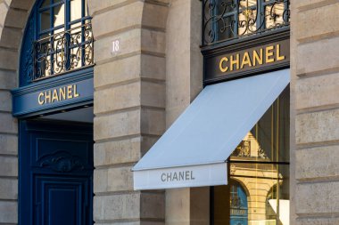 Paris, Fransa - 30 Ağustos 2019: The Logo of the Brand Chanel, Paris 'te yer alan bir dükkanda.