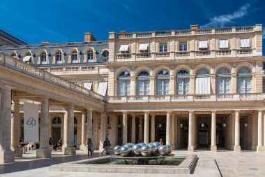 Paris, Fransa - 30 Ağustos 2019: Kürekler olarak bilinen gümüş toplar, güneşli bir günde Kraliyet Sarayı avlusunu yansıtıyor.