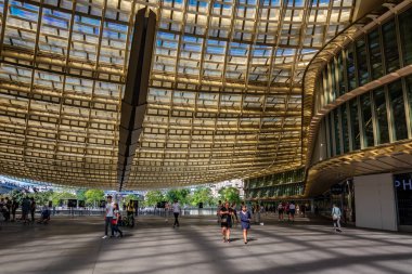 Paris, Fransa - 30 Ağustos 2019: Quartier des Halles 'in Westfield Canopee Ticaret Merkezi' nin ziyaretçileri, gökyüzünün tavanının devasa altın yapısı, alışveriş galerisinin üst katlarından görüldü.