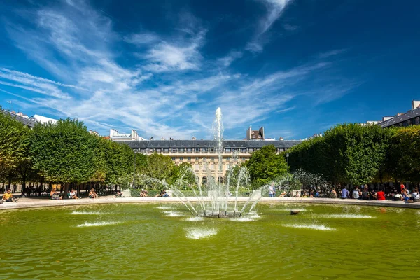 Paris France August 2019 Tourists Garden Palais Royal Building Paris — Stock Photo, Image