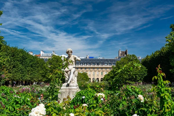 フランス 2019年8月30日 パリのパレ ロイヤルビルの庭の観光客 この素晴らしい公園には彫像や噴水があります — ストック写真