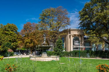 Paris, Fransa - 30 Ağustos 2019: The Garden of the Champs-Elysees Paris 'in kalbinde çok güzel yeşil bir alan, süslü fıskiyeler, çarpıcı heykeller ve pitoresk yollar var..