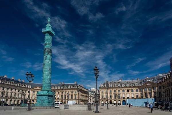 Paris, Fransa - 30 Ağustos 2019: Place Vendome 'da turistler, lüks otelleri, lüks mücevher butikleri ve Vendome Sütunu ile ünlü Paris' in 1. arrondissement bölgesinde yer alan bir meydan..