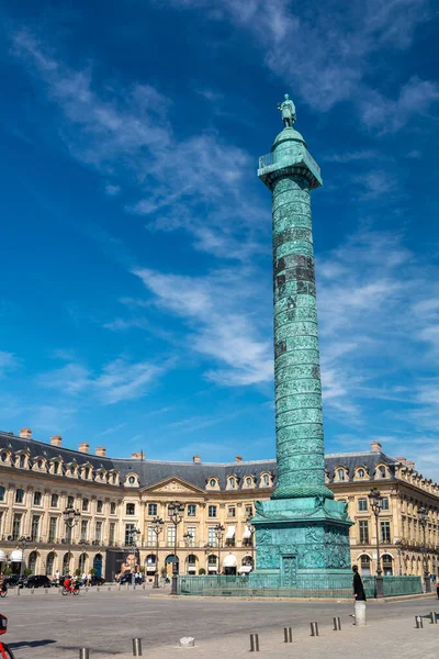Paris, Fransa - 30 Ağustos 2019: Place Vendome 'da turistler, lüks otelleri, lüks mücevher butikleri ve Vendome Sütunu ile ünlü Paris' in 1. arrondissement bölgesinde yer alan bir meydan..