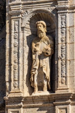 Morella, İspanya - 09 Ağustos 2022: The Basilica Santa Maria La Major, İspanya 'nın doğusunda zengin bir tarihi, mimarisi, dini önemi ve kültürel mirası olan çarpıcı bir Roma kilisesidir..