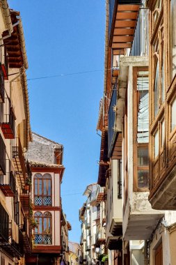 Morella, İspanya - 09 Ağustos 2022: Eski Morella kasabası, çarpıcı mimarisi, tarihi ve keşfedilecek kültürüyle çok güzel ve iyi korunmuş bir ortaçağ köyüdür..