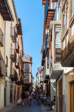 Morella, İspanya - 09 Ağustos 2022: Eski Morella kasabası, çarpıcı mimarisi, tarihi ve keşfedilecek kültürüyle çok güzel ve iyi korunmuş bir ortaçağ köyüdür..