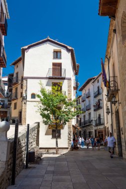 Morella, İspanya - 09 Ağustos 2022: Eski Morella kasabası, çarpıcı mimarisi, tarihi ve keşfedilecek kültürüyle çok güzel ve iyi korunmuş bir ortaçağ köyüdür..