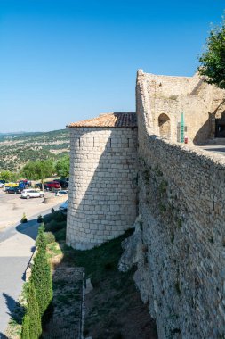 Morella, İspanya - 09 Ağustos 2022: Morella 'nın ortaçağ duvarları, zengin tarihi, kültürel önemi ve nefes kesici manzarasıyla İspanya' daki tahkim mimarisinin çarpıcı bir örneğidir..