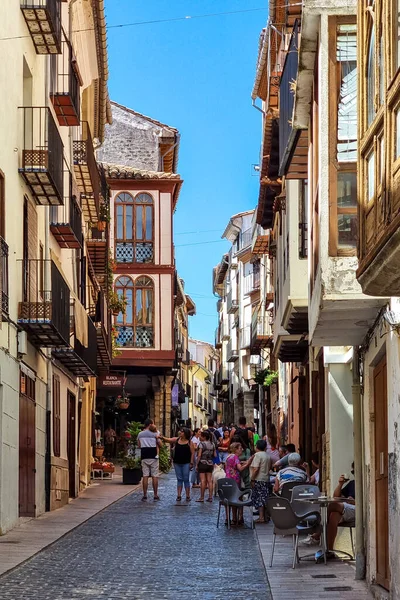 Morella, İspanya - 09 Ağustos 2022: Eski Morella kasabası, çarpıcı mimarisi, tarihi ve keşfedilecek kültürüyle çok güzel ve iyi korunmuş bir ortaçağ köyüdür..