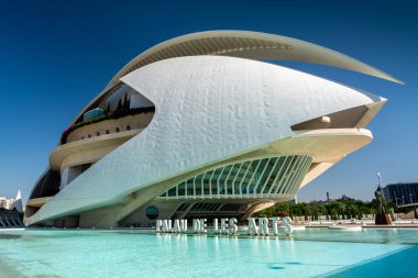 Valencia, İspanya - 12 Ağustos 2022: Palau de les Arts 'ın açık mavi gökyüzü altındaki turkuaz suyu yansıtan dış görünümü.