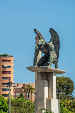 Valencia, İspanya - 12 Ağustos 2022: Bronz kanatlı heykel Pont del Regne 'de bir şehir zeminine tünemişti..