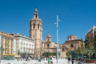 Valencia, İspanya - 12 Ağustos 2022: Valencia Katedrali 'nin yanındaki açık plazaya kurulmuş kumaş gölgesi altında gezinen ziyaretçiler yaz güneşinin verdiği rahatlığı buldular.