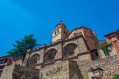 Albarakin katedrali taştan kemerlerin ve teraslı duvarların üzerinde süzülür berrak mavi gökyüzünün altında.