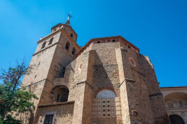 Albarakin Katedrali 'nin alçak açılı görüntüsü taş duvarların üzerinden yükselen açık mavi gökyüzüne karşı.