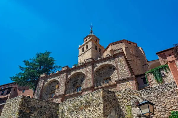 Albarakin katedrali taştan kemerlerin ve teraslı duvarların üzerinde süzülür berrak mavi gökyüzünün altında.