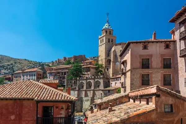 Plaza Belediye Başkanı teraslarından katedral kulesine doğru terasları ve açık mavi gökyüzünün altındaki tepedeki kaleyi görüyorsunuz..