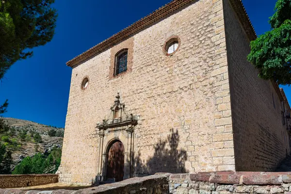 Albarakin, İspanya - 15 Ağustos 2022: Arabistan Oteli 'nin dışı, taş duvarları, kemerli pencereleri ve kiremitli çatısı olan eski bir manastır, ortaçağ tepe kasabasında butik bir otele dönüştürüldü..