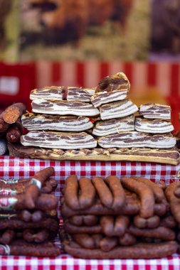 Ev yapımı tütsülenmiş domuz pastırması, jambon ve et. Doğal ekolojik biyolojik ürün. Sigara içerek konserve