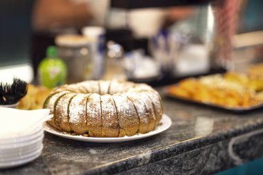 Vanilya hamurlu, üzerinde pudra şekeri düğün masasında çikolatalı pasta ve kutlamada yemek olan ev yapımı tatlı sünger keki.