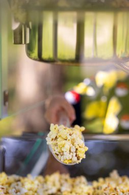 Parkta mısır patlatmak için kullanılan eski bir patlamış mısır makinesi. Çocukların mısır eğlencesi. Sağlıklı yemek yapmak.