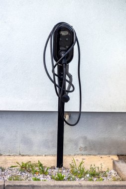 Elektrikli araçlar için küçük bir şarj aleti. Şarj kabloları ve görüntüsü olan kurumsal elektrik santrali