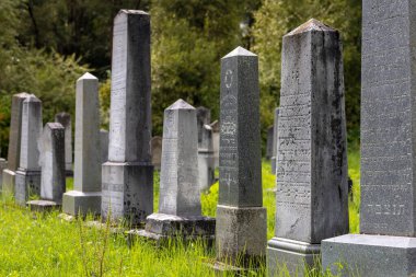 Kaynak maskeli, koruyucu giysili ve eldivenli bir adam atölyede çelik kaynaklıyor. Kıvılcımlı kaynak ateşi. Tehlikeli bir iş.