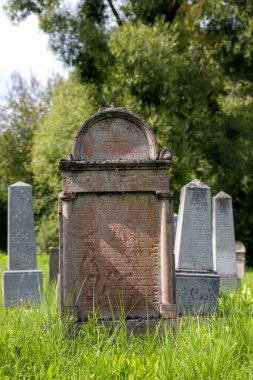 Kaynak maskeli, koruyucu giysili ve eldivenli bir adam atölyede çelik kaynaklıyor. Kıvılcımlı kaynak ateşi. Tehlikeli bir iş.