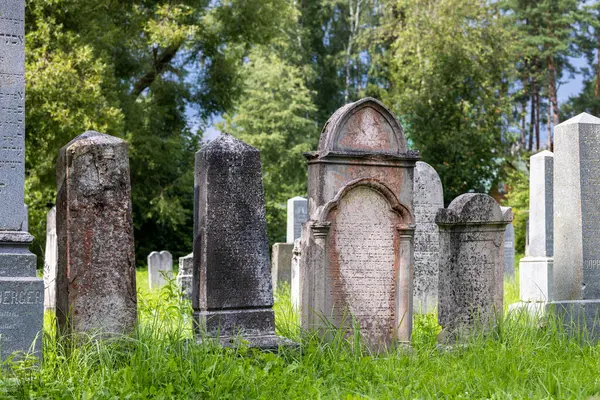 Kaynak maskeli, koruyucu giysili ve eldivenli bir adam atölyede çelik kaynaklıyor. Kıvılcımlı kaynak ateşi. Tehlikeli bir iş.
