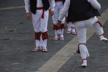 Halk festivalinde Bask geleneksel dansı