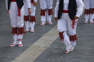 Halk festivalinde Bask geleneksel dansı