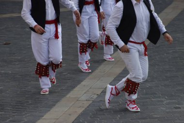 Halk festivalinde Bask geleneksel dansı