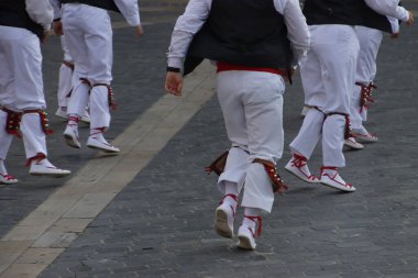 Halk festivalinde Bask geleneksel dansı