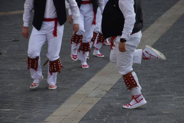Halk festivalinde Bask geleneksel dansı