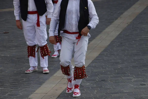 民俗祭でバスクの伝統舞踊 — ストック写真