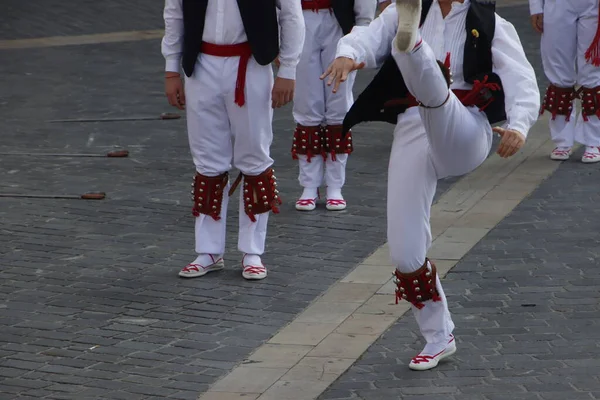 民俗祭でバスクの伝統舞踊 — ストック写真