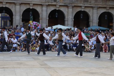 Bask Ülkesi 'nde halk dansçıları