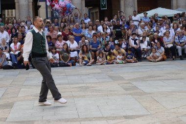 Bask Ülkesi 'nde halk dansçıları