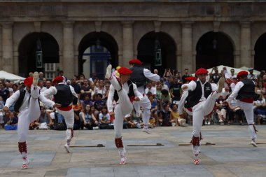 Bask Ülkesi 'nde halk dansçıları