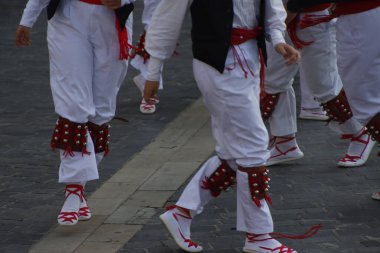 Sokakta Bask dansı sergisi