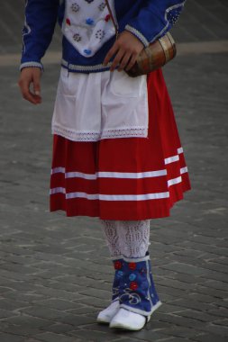 Sokakta Bask dansı sergisi